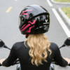 已发 (14) Casco de motocicleta Vrecase Dot con certificación, color negro brillante y rosa, visera HD, diseño mecánico de segunda generación.